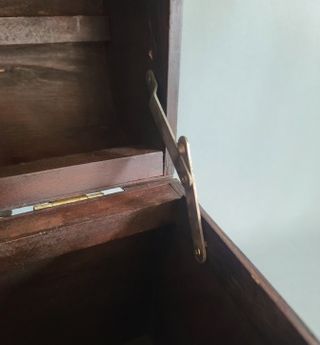 Cofre Madera y Cuero Tachonado Latón, cierre doble