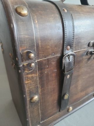 Cofre Madera y Cuero Tachonado Latón, cierre doble