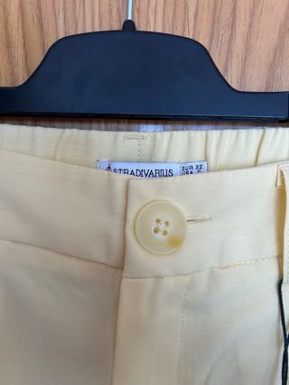 Pantalón amarillo de traje