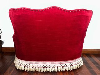 Sofá pequeño terciopelo rojo