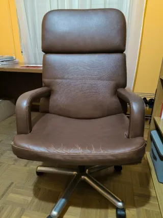 Sillón de despacho de piel marrón