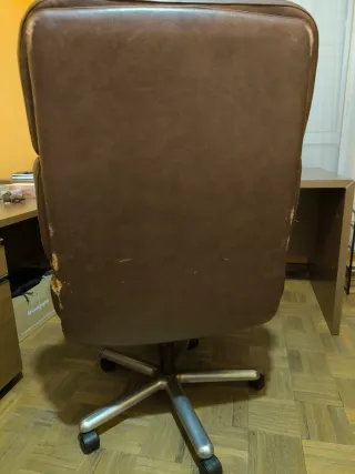 Sillón de despacho de piel marrón