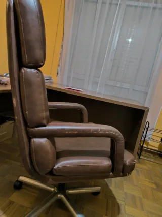 Sillón de despacho de piel marrón