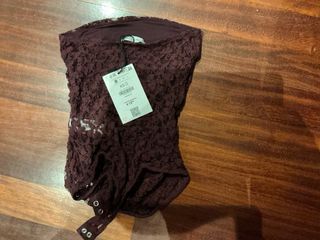 Body de encaje sin mangas granate