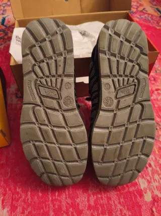 Zapatos de trabajo Beework negros y grises