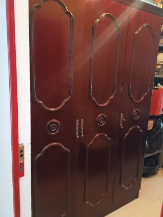 Mueble de madera color marrón/rojo