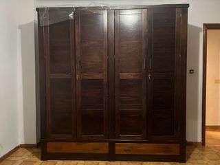 Cómoda de madera con 5 cajones y armario a juego.