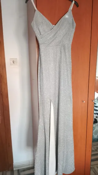 Vestido largo plateado con abertura