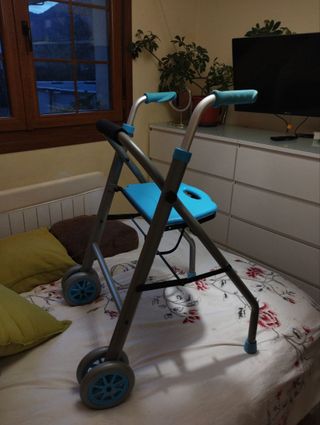 Andador para mayores con asiento y ruedas