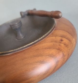 Cascanueces de madera y metal con martillo.