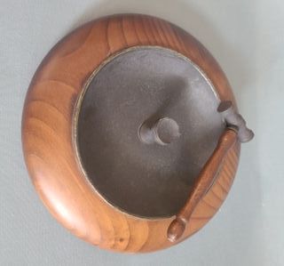 Cascanueces de madera y metal con martillo.