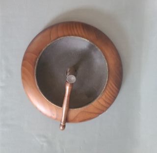 Cascanueces de madera y metal con martillo.