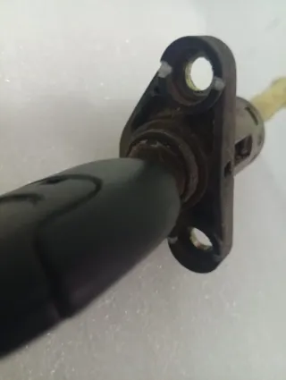 Cerradura capó Mondeo MK2. Mk3 con llave