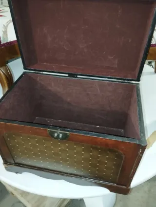 Baúl pequeño madera antiguo con cierre metal