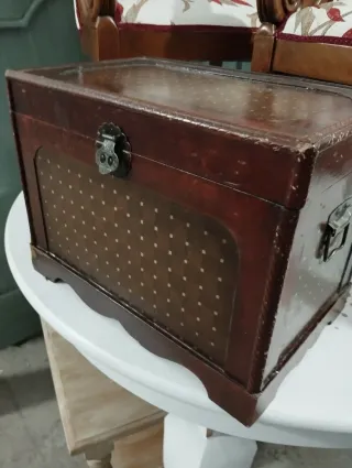 Baúl pequeño madera antiguo con cierre metal