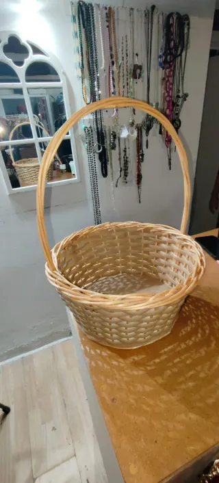 Canasta de mimbre con asa