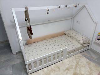 Cama infantil blanca estilo casita