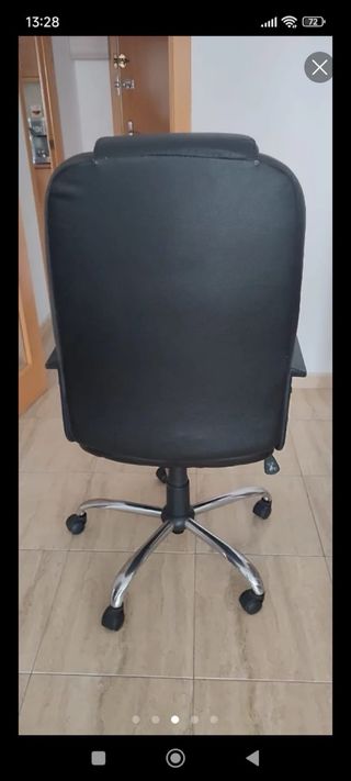 Silla de escritorio negra con ruedas