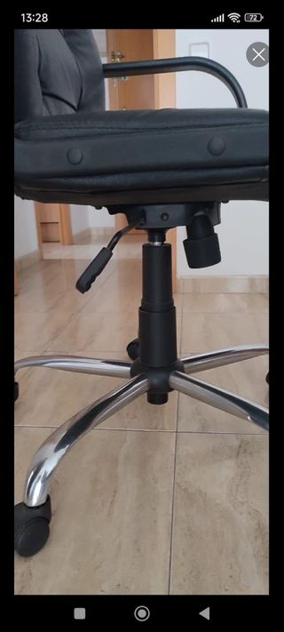 Silla de escritorio negra con ruedas