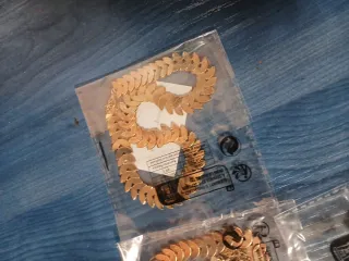 Gargantilla dorada estilo hoja