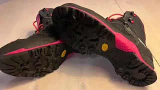 Botas de montaña Salewa negras y rosas