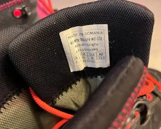 Botas de montaña Salewa negras y rosas