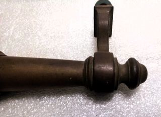 Tirador antiguo de bronce