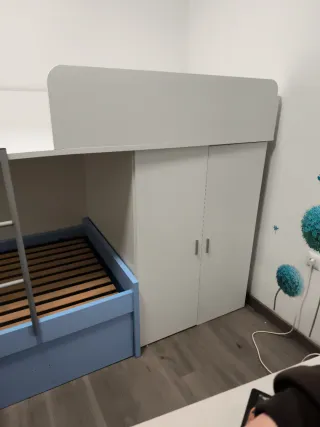 Cama tren con armario y escalera