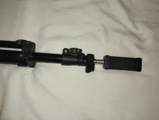 Trípode negro plegable.