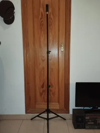 Trípode negro plegable.