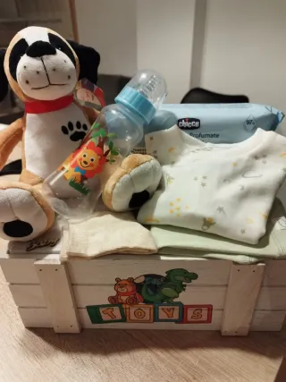 Cesta regalo bebé peluche, biberón y ropita