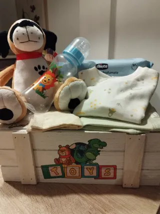 Cesta regalo bebé peluche, biberón y ropita