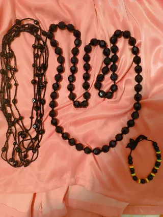 Lote de collares y pulsera negros