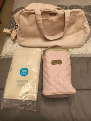 Bolsa de viaje y cambiador para bebé marca tuctuc.
