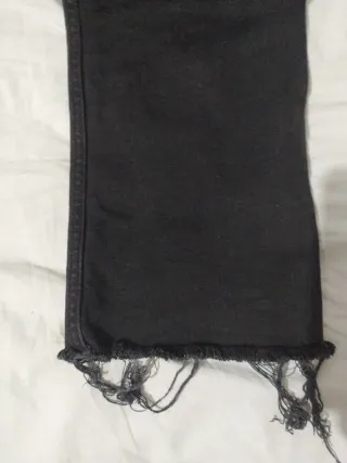 Pantalones vaqueros negros desgastados