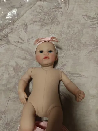 Muñeca Reborn cuerpo tela extremidades silicona.