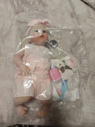 Muñeca Reborn cuerpo tela extremidades silicona.