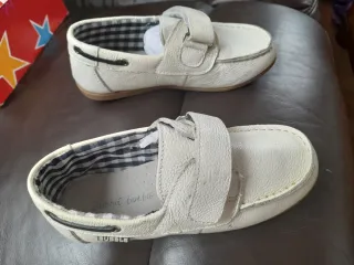 Zapatos blancos del número 31.