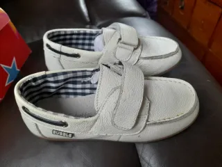 Zapatos blancos del número 31.