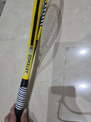 Raqueta y funda negra