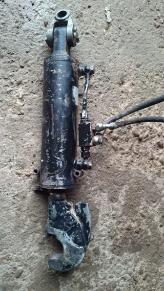 Tercer punto hidráulico agrícola