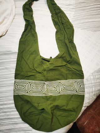 Bolso de tela verde con cremallera