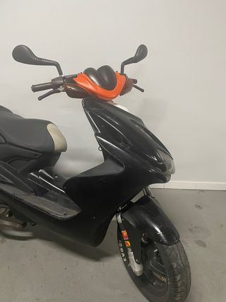 Yamaha Aerox 49cc Scooter Negra/Naranja