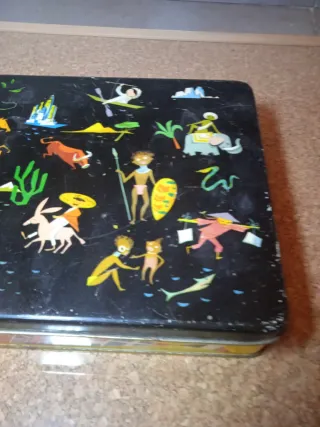 Caja de lata antigua decorada