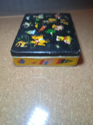 Caja de lata antigua decorada