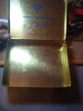 Caja de lata antigua decorada