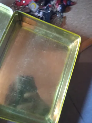 Caja de lata antigua decorada