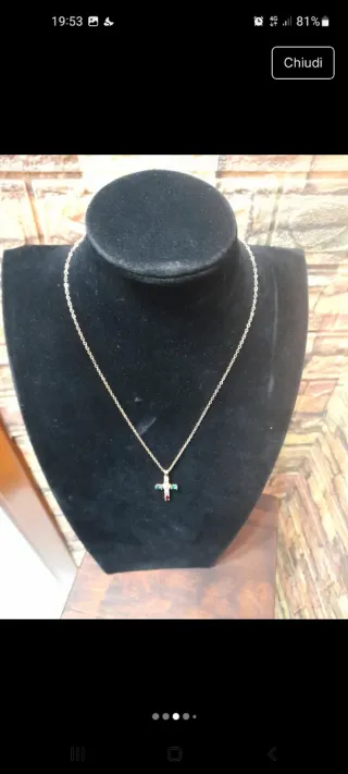 Collana con pendente a croce multicolore