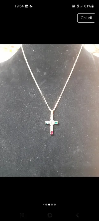 Collana con pendente a croce multicolore