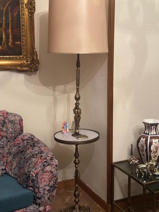 Lámpara de pie dorada con mesa auxiliar